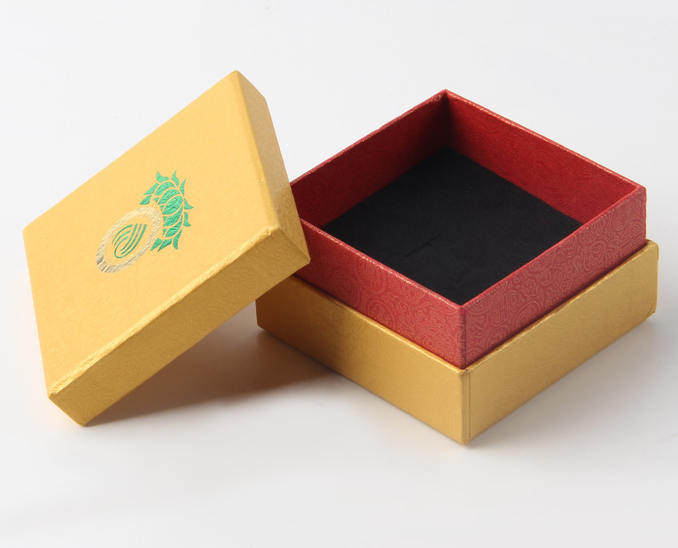 代表化妝品盒子廠家的老師傅，仔細(xì)比對(duì)3個(gè)小時(shí)，只為品質(zhì)